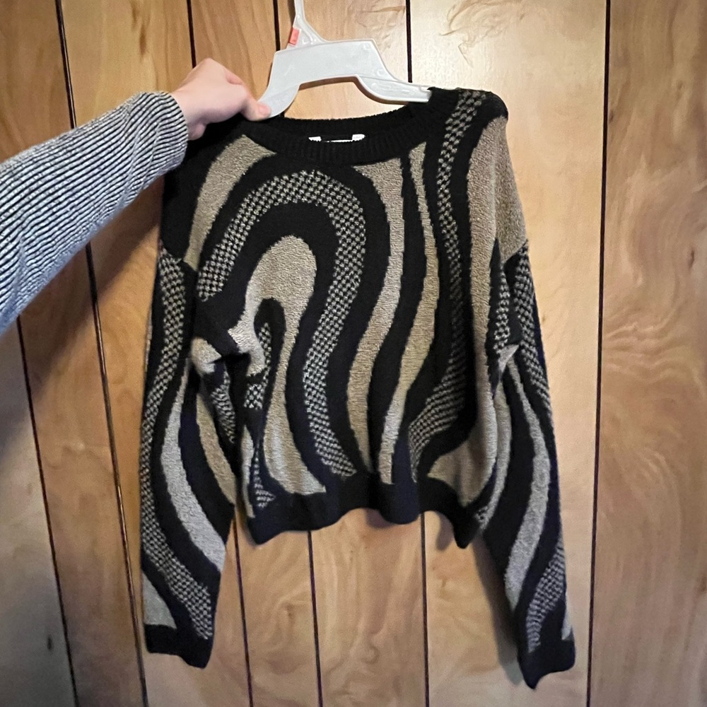 Fun pattern, no boundaries sweater! Side small, super soft material!